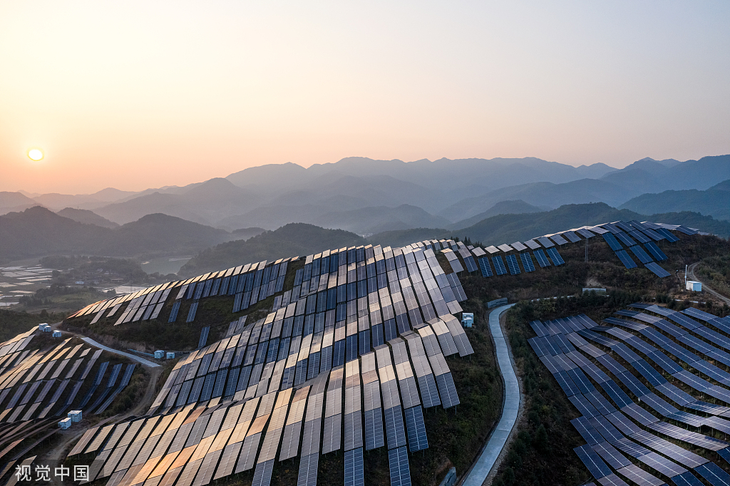 光伏行业2025年迎来关键转折点：技术创新与市场重构并行
